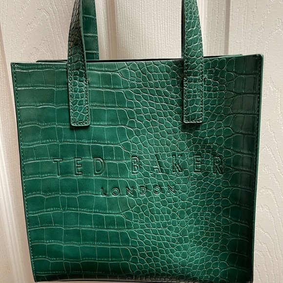 Crocodile tote! - Picture 1 of 6